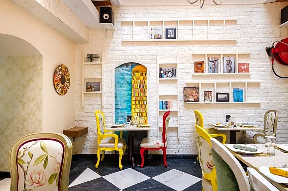 The Corner Courtyard – Calcutta, LA