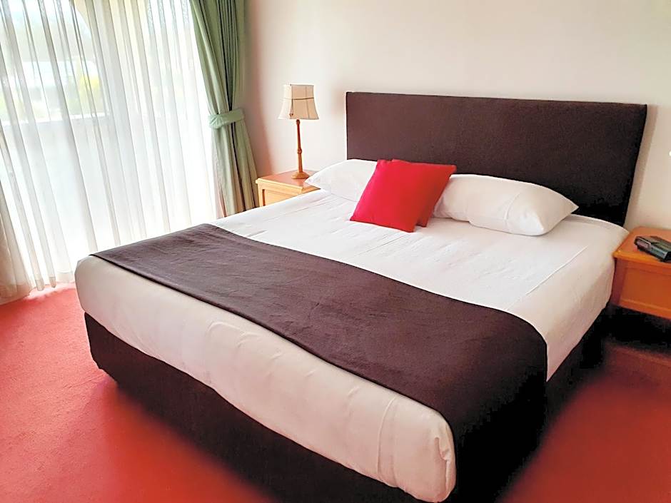 McNevins Warwick Motel