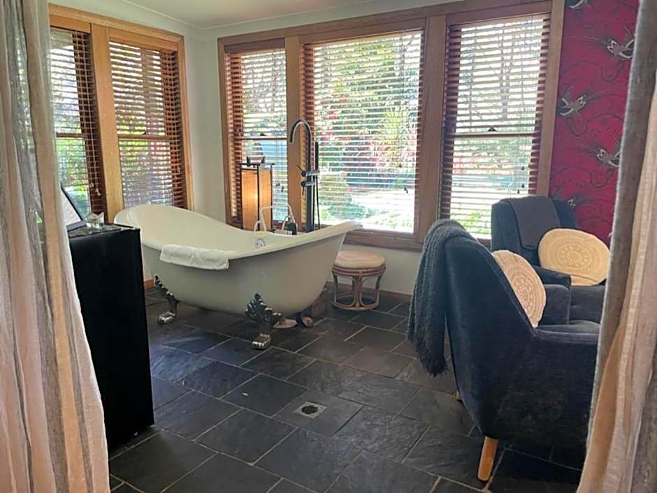 Tomah Retreat - Studio CHILL with fireplace and clawfoot bath