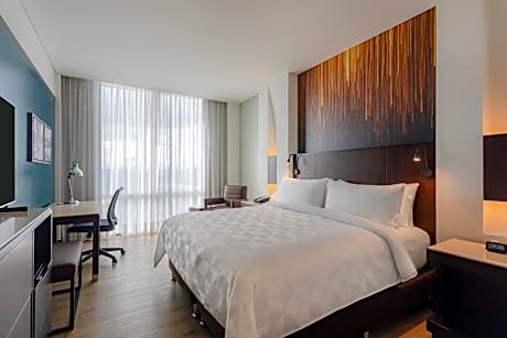 Standard King Room with City View - High Floor
