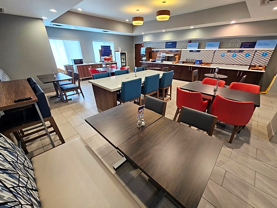 Holiday Inn Express Hotel & Suites Cincinnati-Blue Ash By IHG