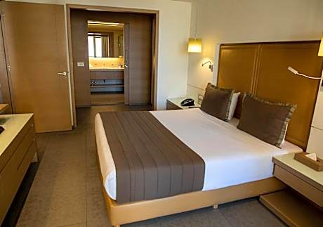 Deluxe One-Bedroom Suite with Balcony