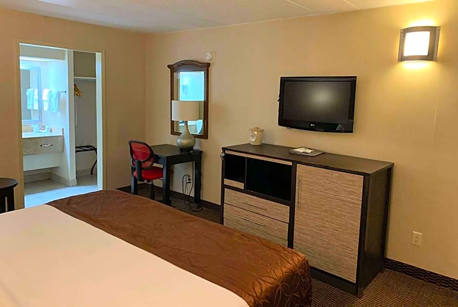 Ramada by Wyndham Rockville Centre