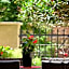 L'AMARILYS chambre d'hôte au coeur du village, terrasse avec vue sur le château