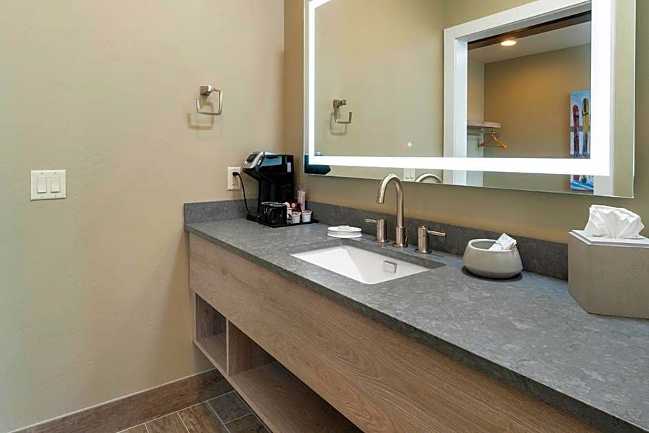 Ski Inn Taphouse Hotel