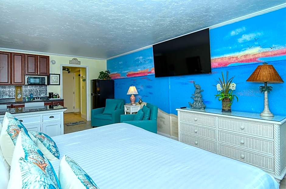Waterfront Room, Heated Pool, Tiki Bar & Grill