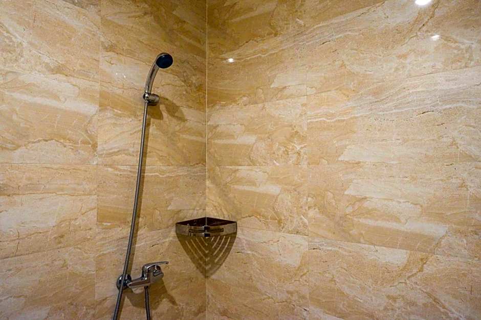 Sans Hotel Empress Simpang Lima