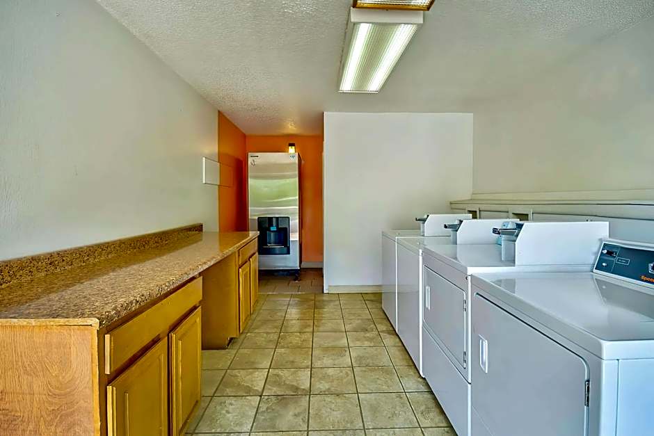 Motel 6-Warren, MI - Detroit East