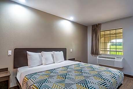 1 King Bed - Mobil Access Tub Nsmk Micfridge