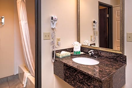 1 KING BED,MOBILITY ACCESSIBLE,BATHTUB,NSMK,FULL BREAKFAST