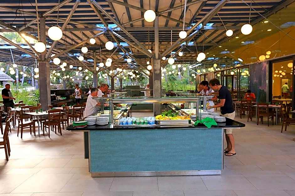 Pine Beach Pakostane Glamping Homes - All Inclusive light