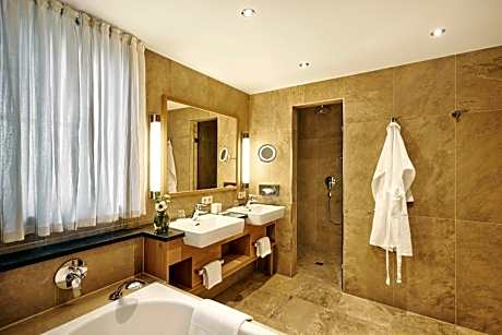 Suite with Lake View