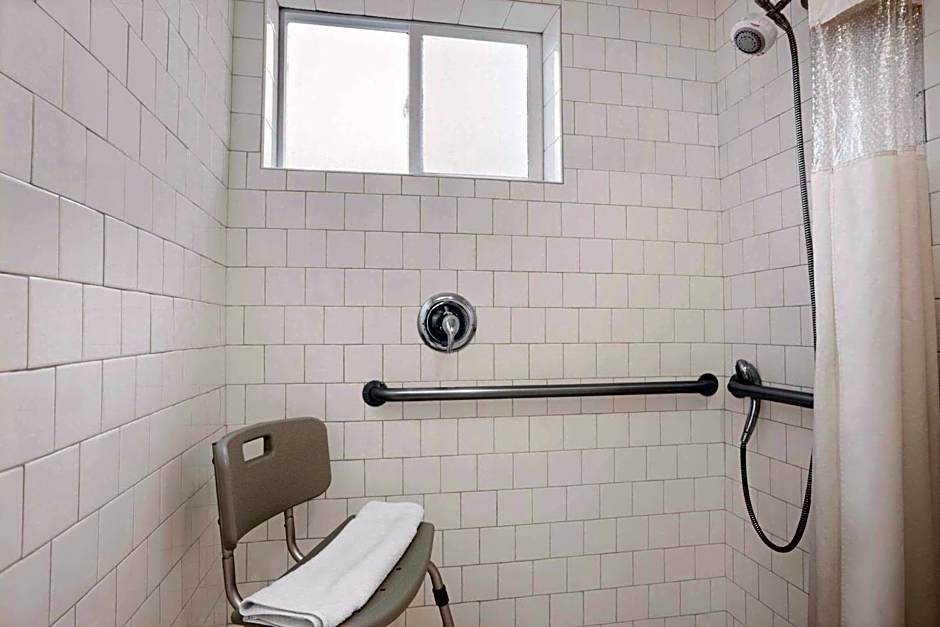 Travelodge by Wyndham Bakersfield