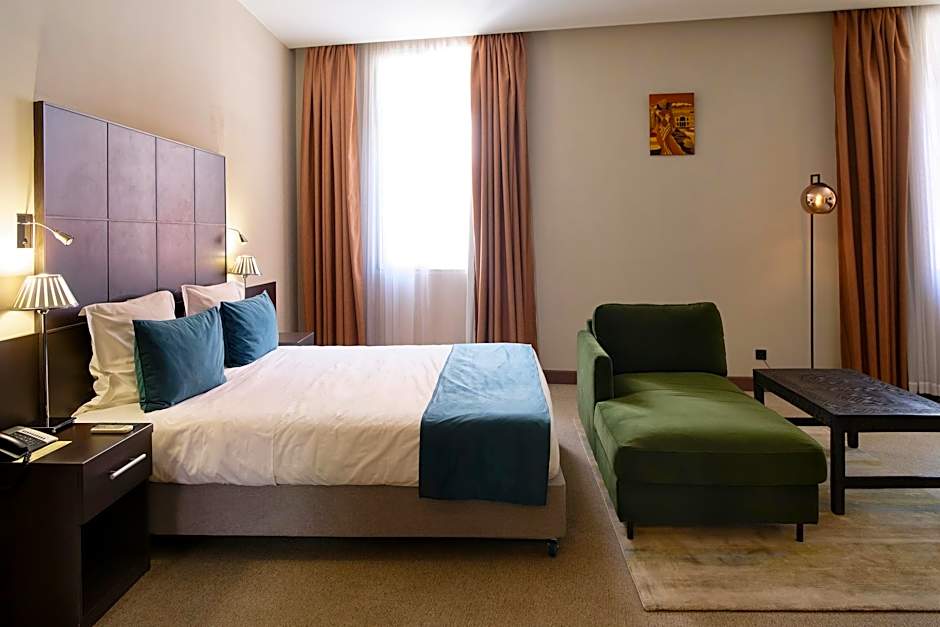 TANA Hotel