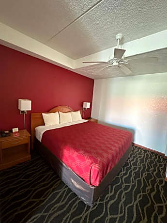 Econo Lodge Inn & Suites
