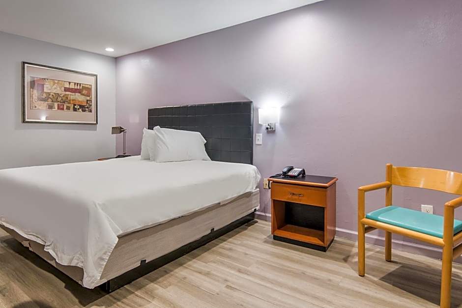 Photo 1 of 3 of 1 King Bed, Nonsmoking