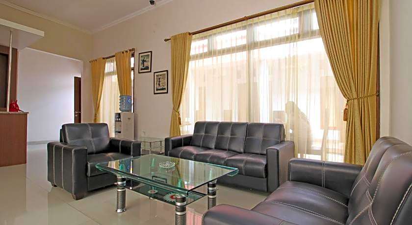 RedDoorz near Hartono Mall 3