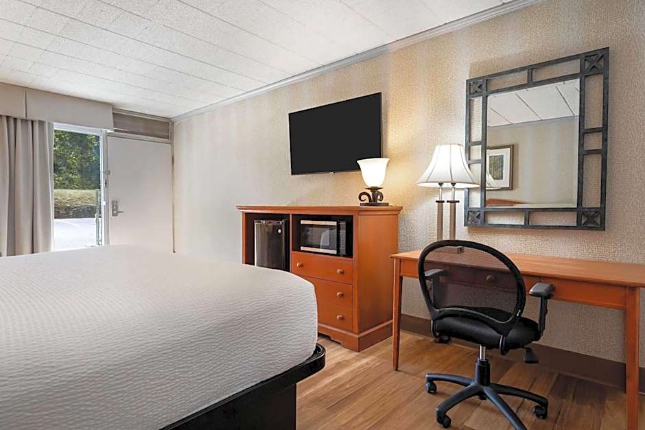 Ramada Hotel & Conference Center by Wyndham State College 