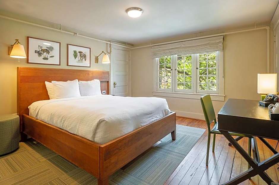 Oakhurst Inn at the University