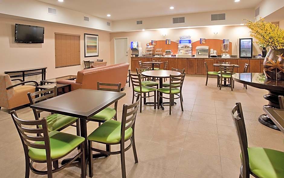 Holiday Inn Express Topeka North By IHG