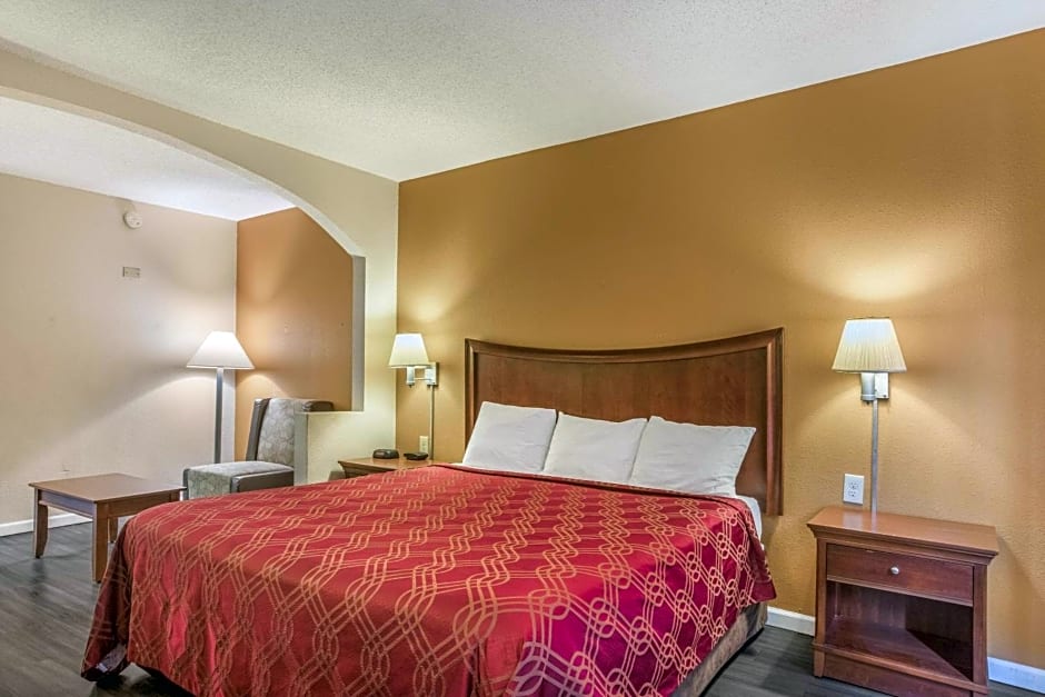 Econo Lodge Inn & Suites Marietta