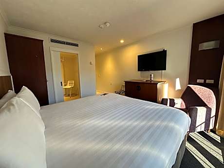 Superior Accessible 1 King or 2 Singles