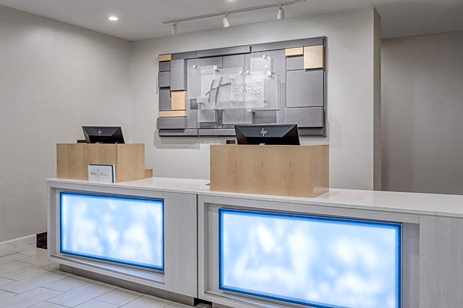 Holiday Inn Express Hotel & Suites Ottawa Airport By IHG