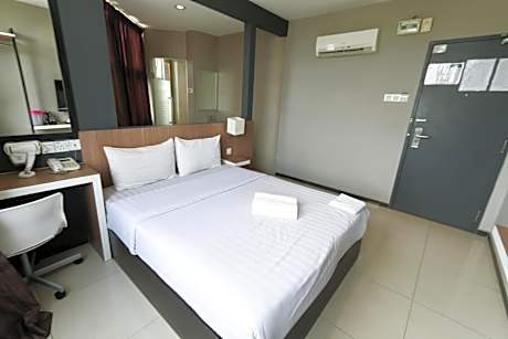 Deluxe Queen Room with Window