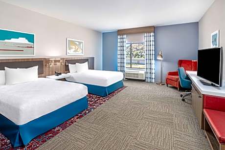 2 Queen Mobility Accessible W/Bathtub