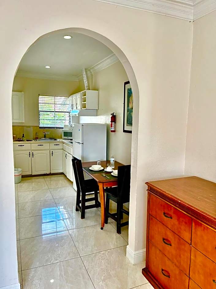 Colony Club Inn & Suites