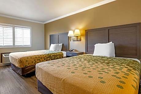 2 Queen Beds, Smoking