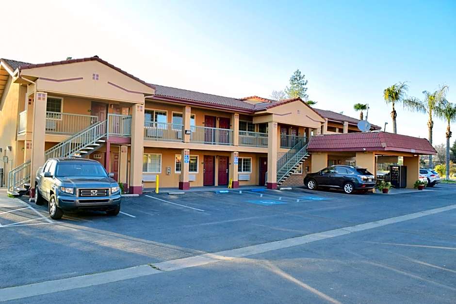 Super 8 by Wyndham Visalia