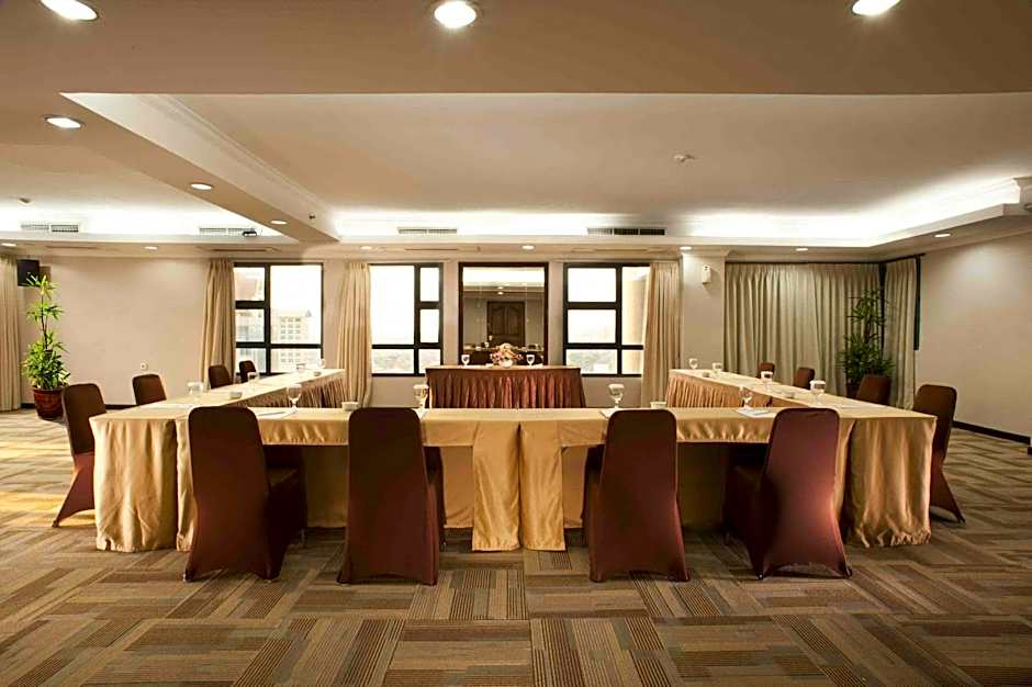 Grand Tropic Suites Hotel