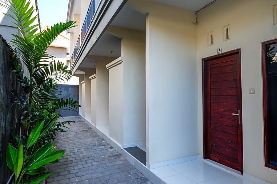 RedDoorz near Mertasari Beach