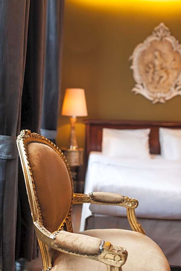 Hotel Diamonds and Pearls