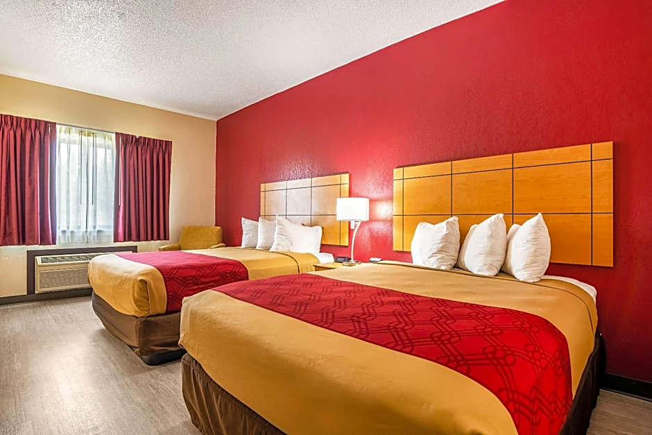 Econo Lodge Topeka at Wanamaker