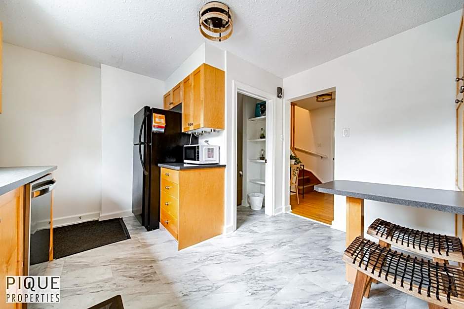 Nordic Spa Retreat - Hot Tub - King Bed- Firepit - BBQ!