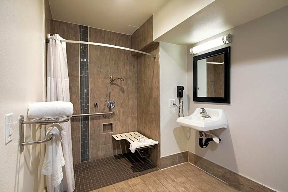 Travelodge by Wyndham LAX South