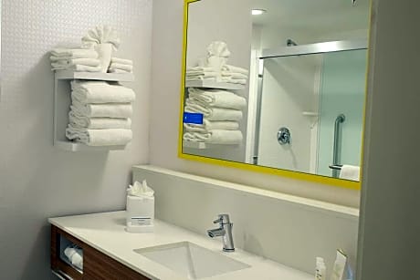 2 Queens Mobility/Hearing Access Tub Nosmok