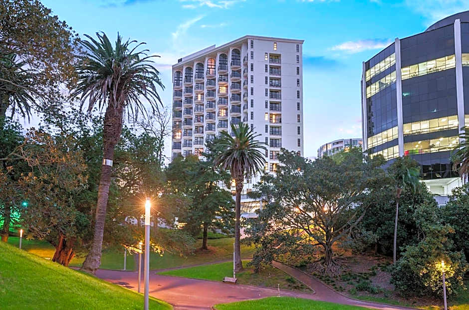 Parkside Hotel & Apartments