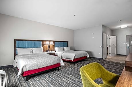 2 Queens Mobility/Hearing Access Ri Shwr Ns