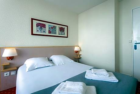 Essential 1 adutl room with breathtaking mountain views and balcony
