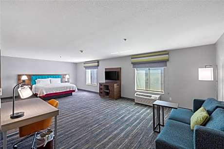 King Studio Suite with Whirlpool - Non-Smoking