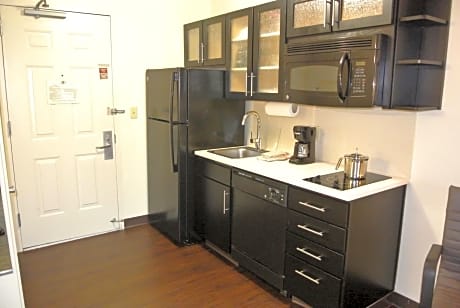 Queen Studio Suite with Bath Tub - Mobility Accessible - Non-Smoking