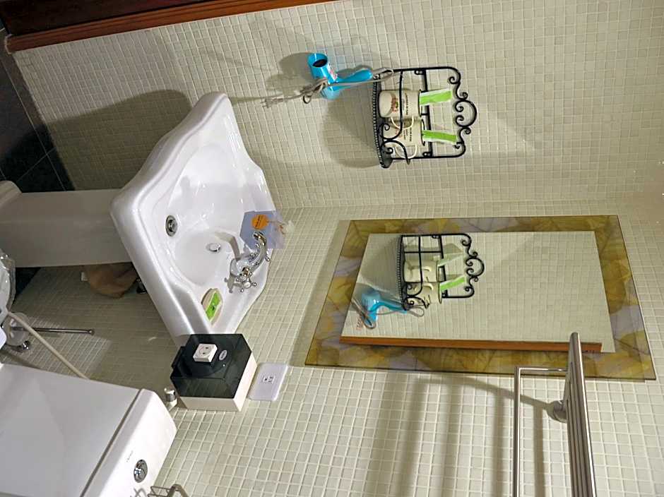 43&13 Room Store B&B