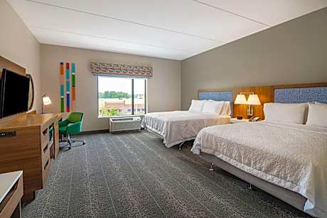 Queen Room with Two Queen Beds and Roll-In Shower - Mobility Access/Non-Smoking