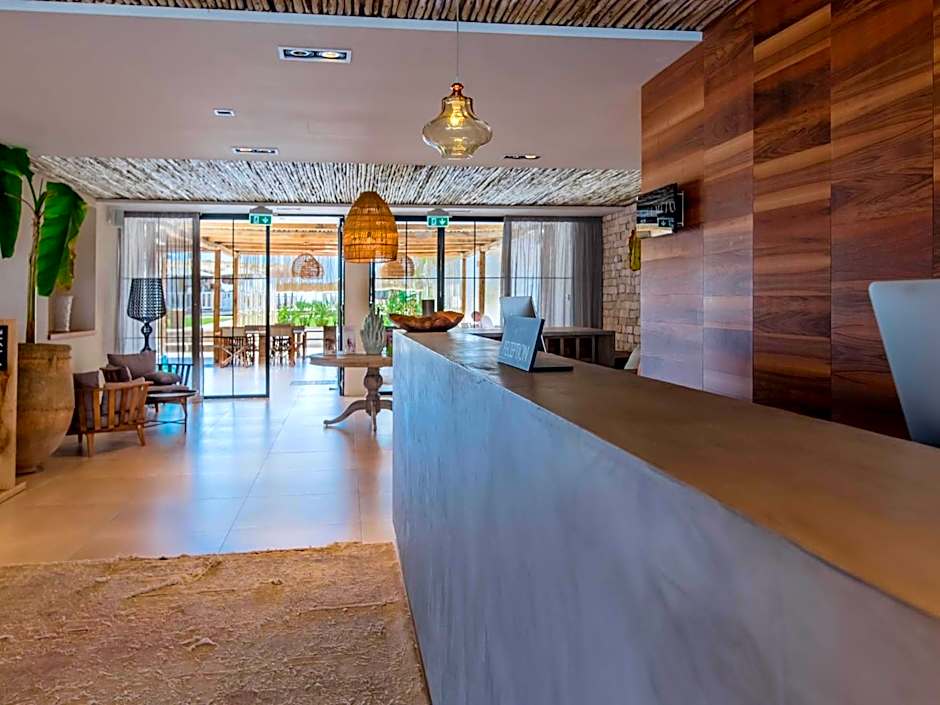 CUMEJA Beach Club & Hotel