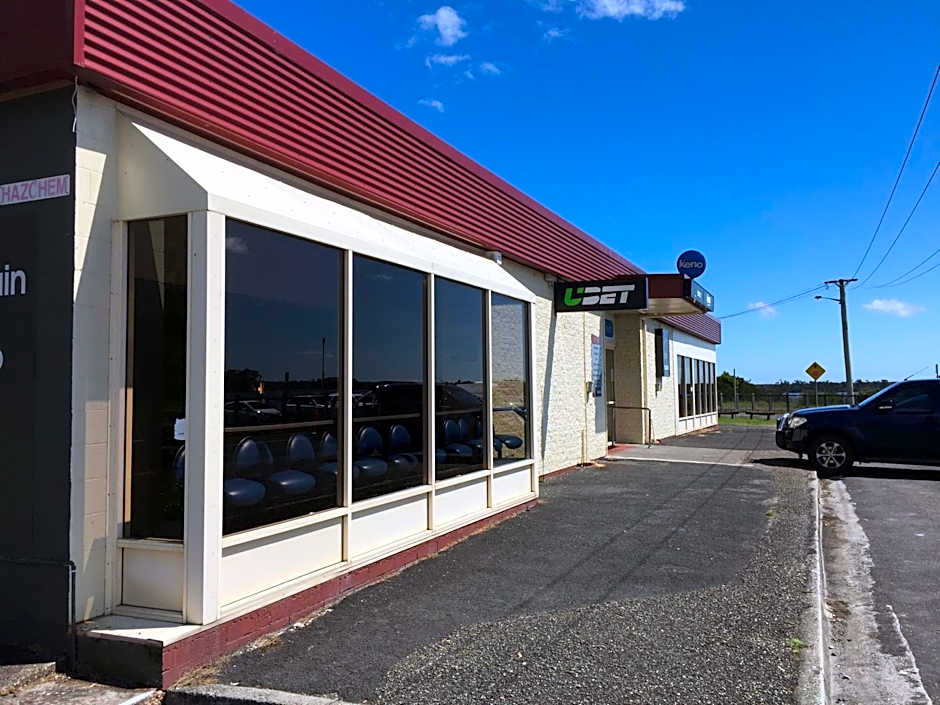 Regatta Point Tavern & Holiday Villas