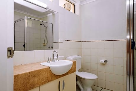 1 King Bed, Non-Smoking, Executive Room, Wi-Fi, Pillow Top Mattress, Cable, Ground Floor