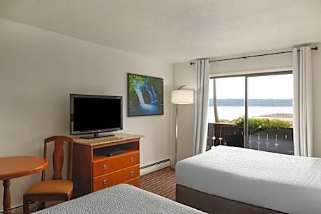 Deluxe Queen Studio Suite with Ocean View - Non-Smoking